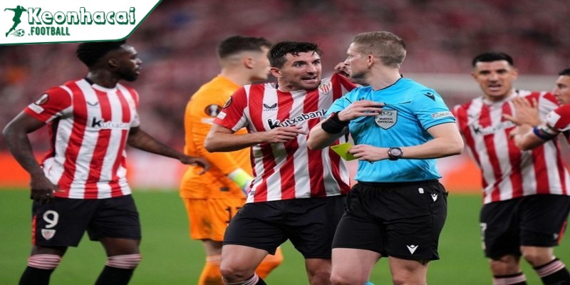 HLV Valverde phản ứng gay gắt sau thẻ đỏ gây tranh cãi trong trận thua MU 2 Thẻ đỏ của Vivian – Bước ngoặt khiến Bilbao gục ngã