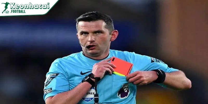 Michael Oliver trở lại Premier League, bắt chính trận West Ham vs Tottenham 2 Tạm vắng mặt hai vòng đấu tại Premier League
