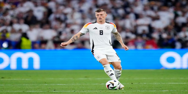 Top 10 tiền vệ trung tâm hay nhất Kroos chuyền bóng dài chính xác