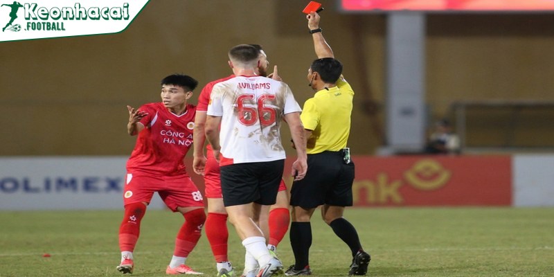Lê Văn Đô bị treo giò, nghỉ thi đấu gần 2 tháng tại V.League 2 Lê Văn Đô nhận thẻ đỏ trực tiếp vì pha cùi chỏ nguy hiểm