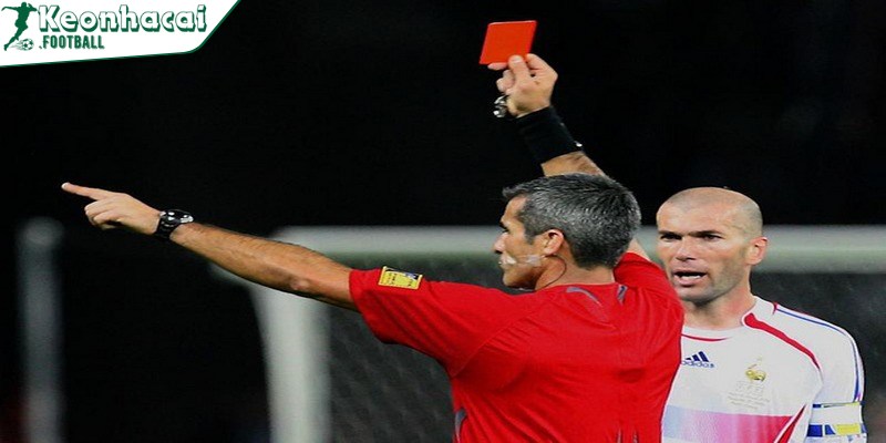 Khái niệm thẻ đỏ là gì - Thuật ngữ phổ biến về bóng đá 3 Thẻ đỏ là gì mà trở nên quyền lực trong bóng đá khiến cầu thủ phải né