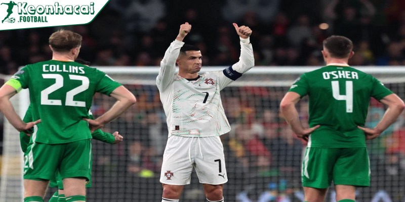 Ronaldo tranh cãi nảy lửa với HLV Ireland sau tấm thẻ đỏ gây sốc 3 HLV Martinez bảo vệ Ronaldo và chỉ trích góc quay VAR