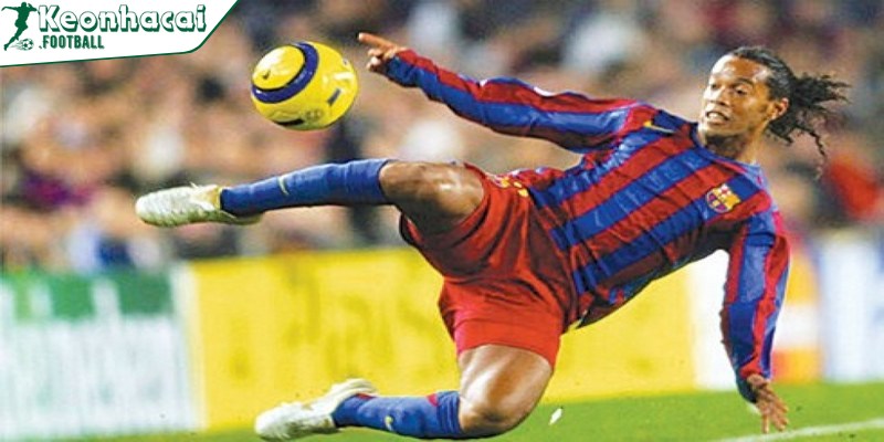Ronaldinho được biết là cầu thủ đá phạt trẻ tuổi nhất 