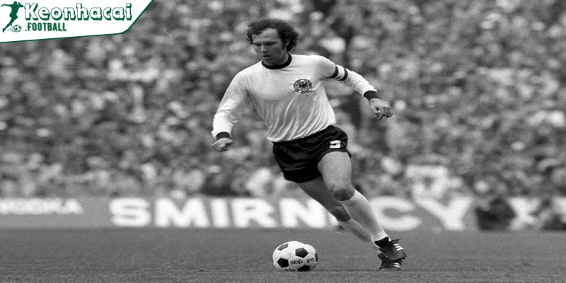 Các huyền thoại bóng đá thế giới trứ danh nhất lịch sử 3 Chân sút Franz Beckenbauer trong cỗ xe tăng Đức