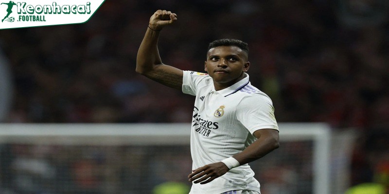Liverpool tính chiêu mộ Rodrygo làm người thay thế Salah ngay tháng 1 2 Salah bất mãn vì phải dự bị và úp mở khả năng rời Liverpool