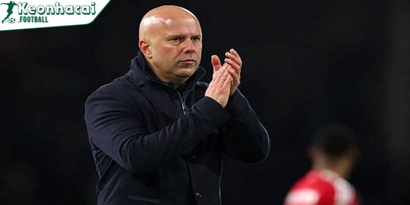 Arne Slot khen Arsenal hoàn hảo, Liverpool sẵn sàng cho thử thách lớn 3 Slot đáp trả chỉ trích, cập nhật lực lượng và niềm tin vào kịch bản đặc biệt