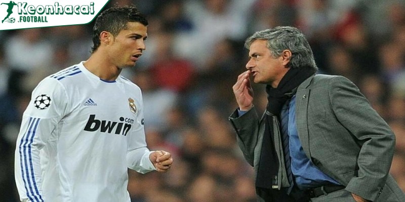 Ronaldo từng khóc vì Mourinho trong phòng thay đồ
