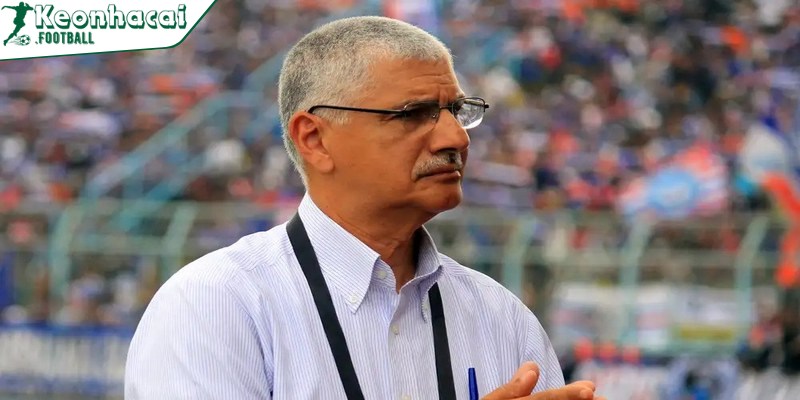 Edson Tavares là huấn luyện viên trưởng nước ngoài đầu tiên