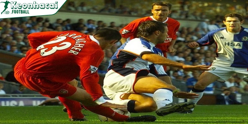 Pha đạp của Jamie Carragher với Luis Nani