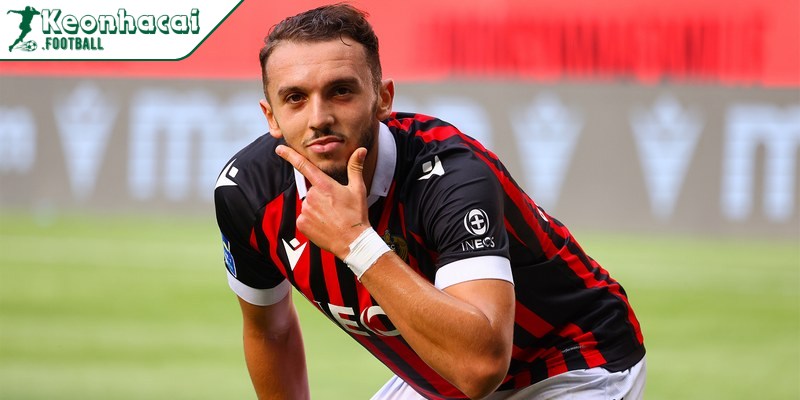 Amine Gouiri là cầu thủ bóng đá chuyên nghiệp người Algeria
